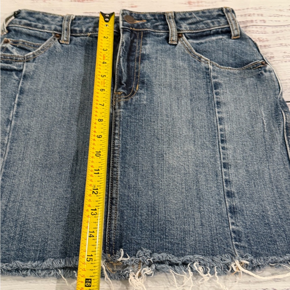 Y2K Old Navy Women’s Sz 2 Mini Skirt Denim Jean Paneled Front Raw Hem Distressed - Picture 3 of 6